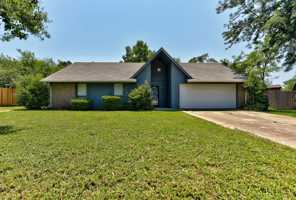 featured image of 2206 Whiteoak Cir #1