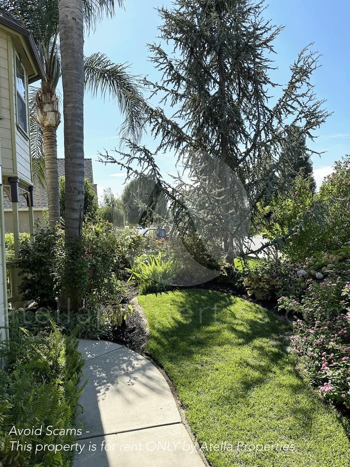 5033 W Wren Ave #1 - Photo 3 of 29