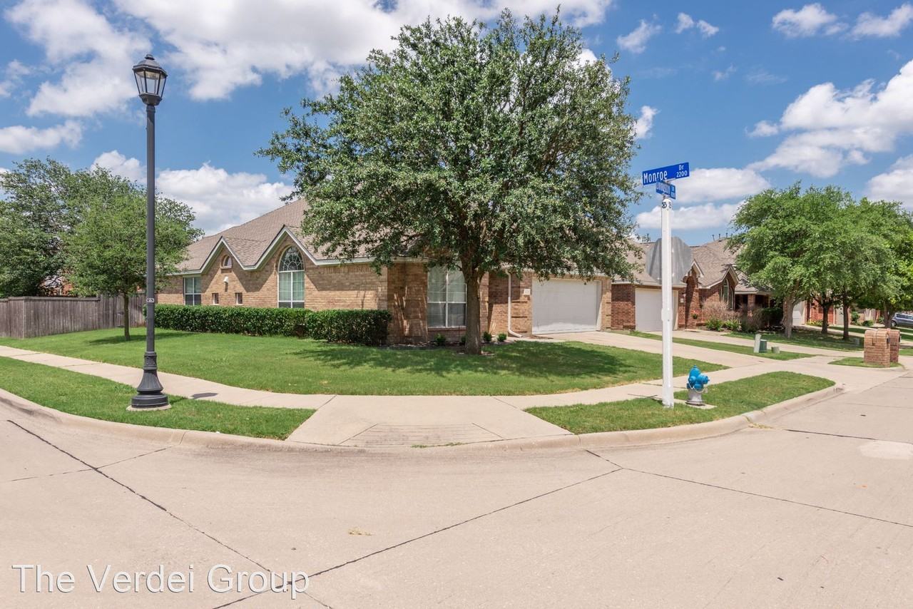 8232 Livingston Ln - Photo 2 of 31