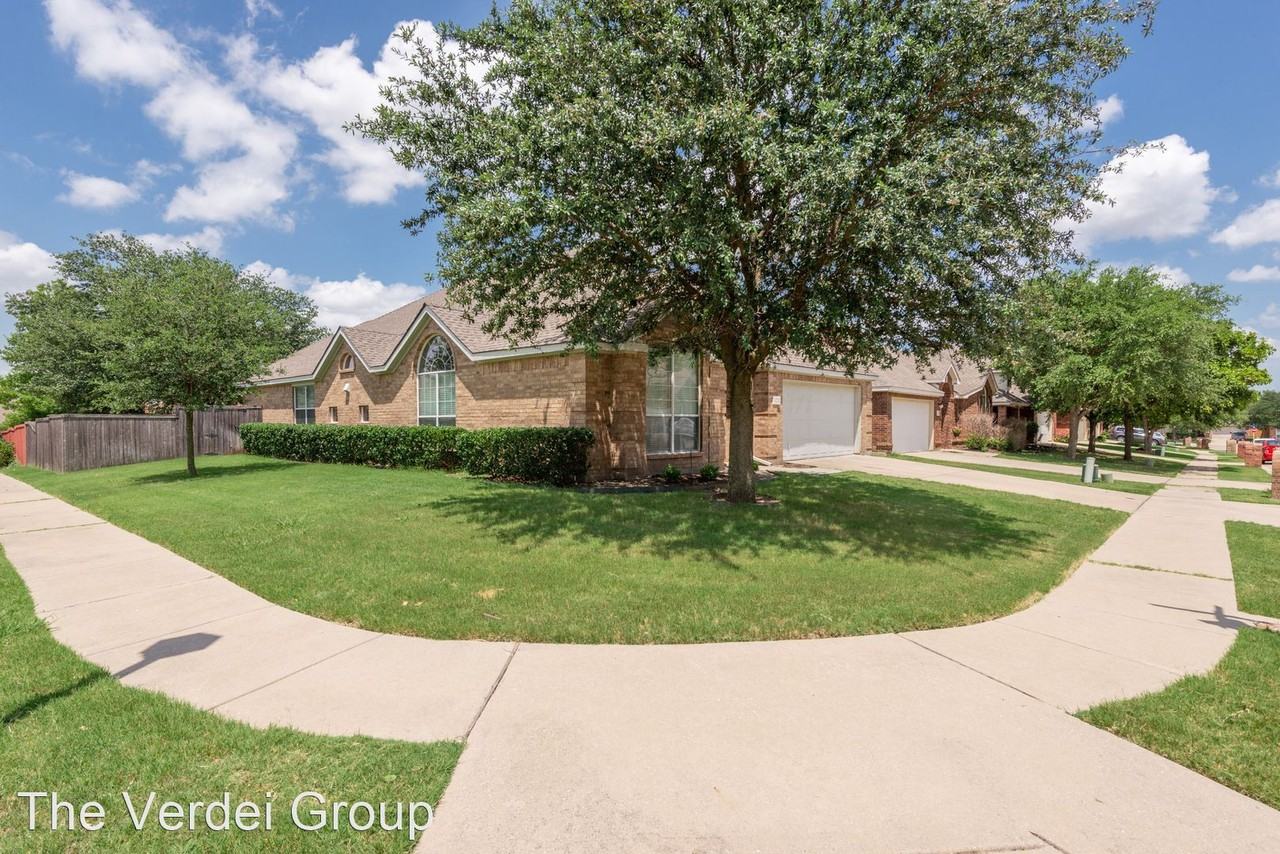 8232 Livingston Ln - Photo 3 of 31