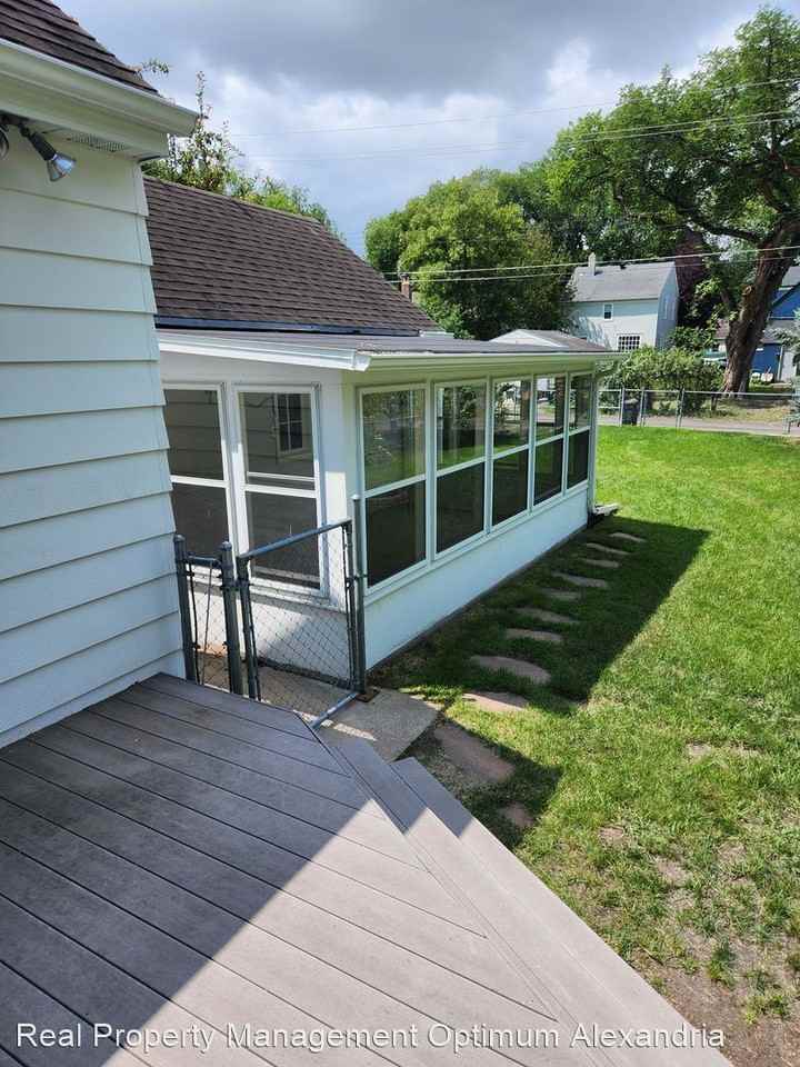 1138 Oak St N - Photo 3 of 20