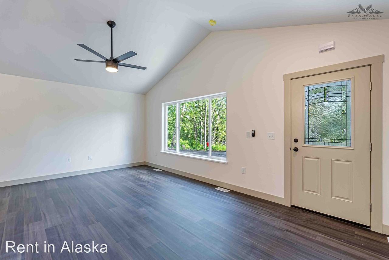 725 W Briar Drive - Photo 2 of 21