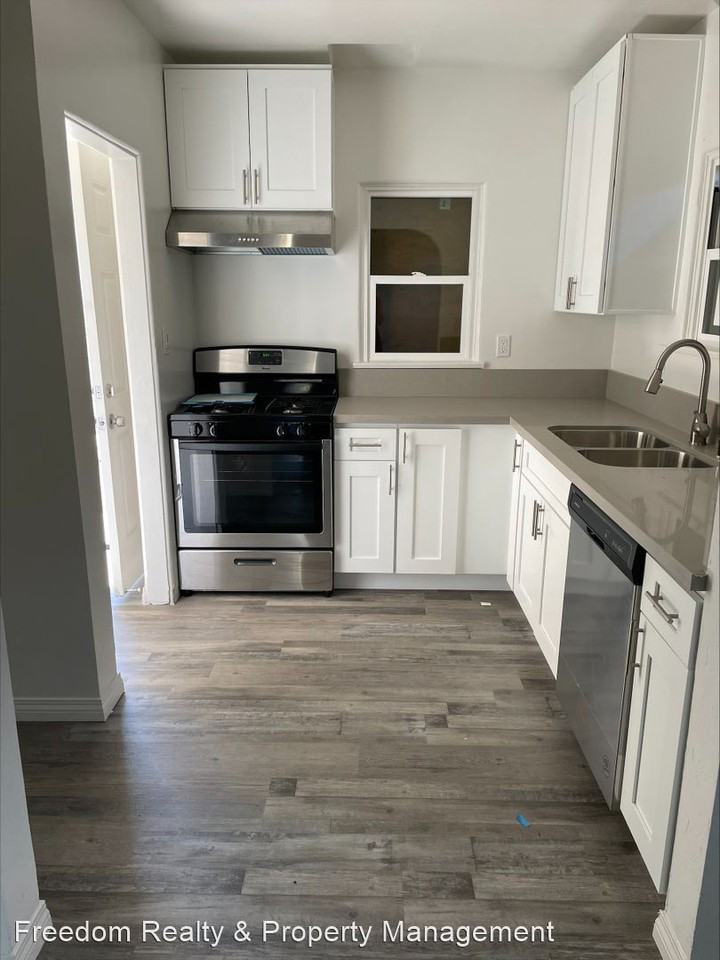 308 E St - Photo 2 of 5