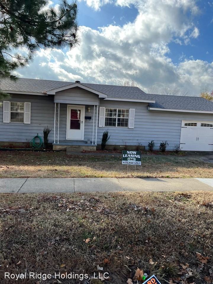 2214 Savannah St - Photo 2 of 4