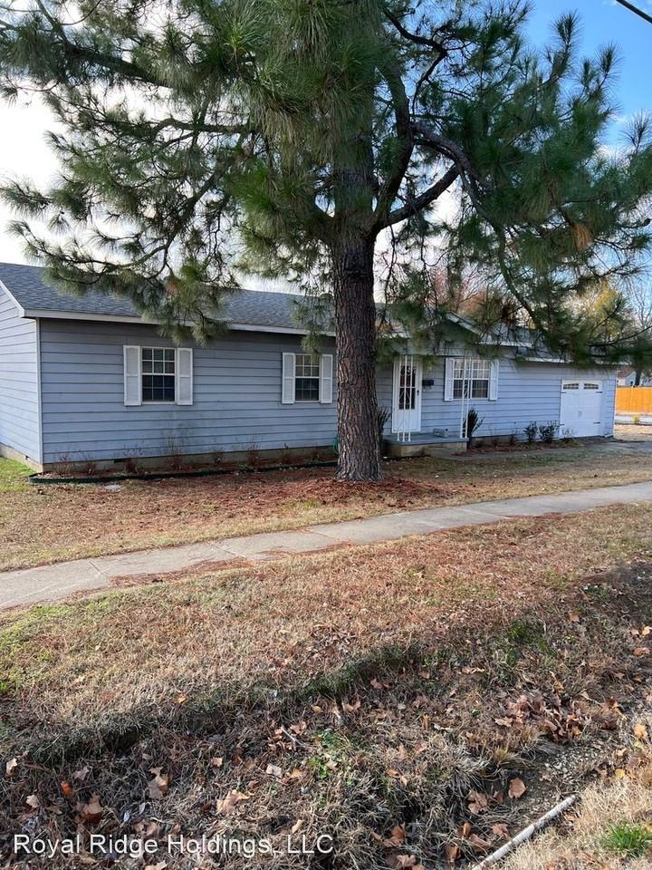 2214 Savannah St - Photo 3 of 4