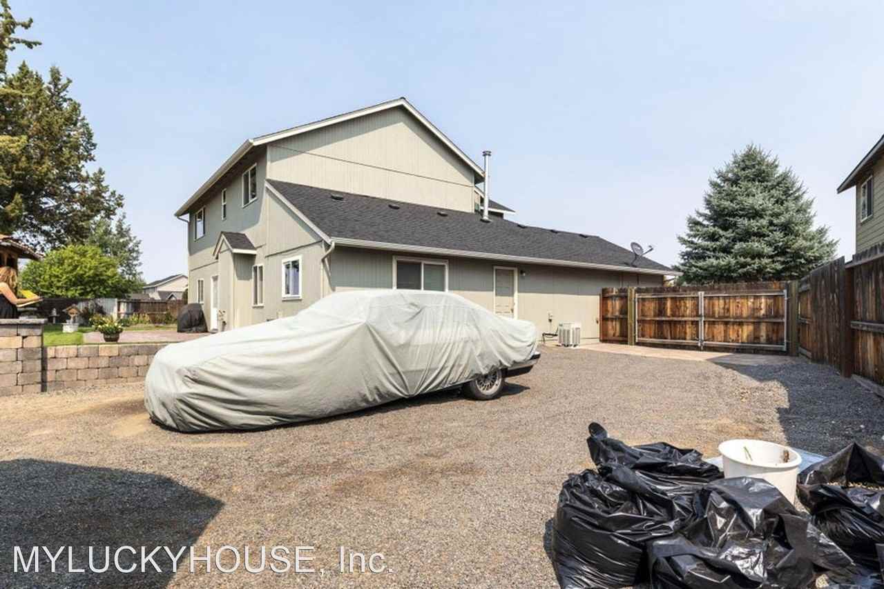 2253 Nw Oak Ct - Photo 2 of 33