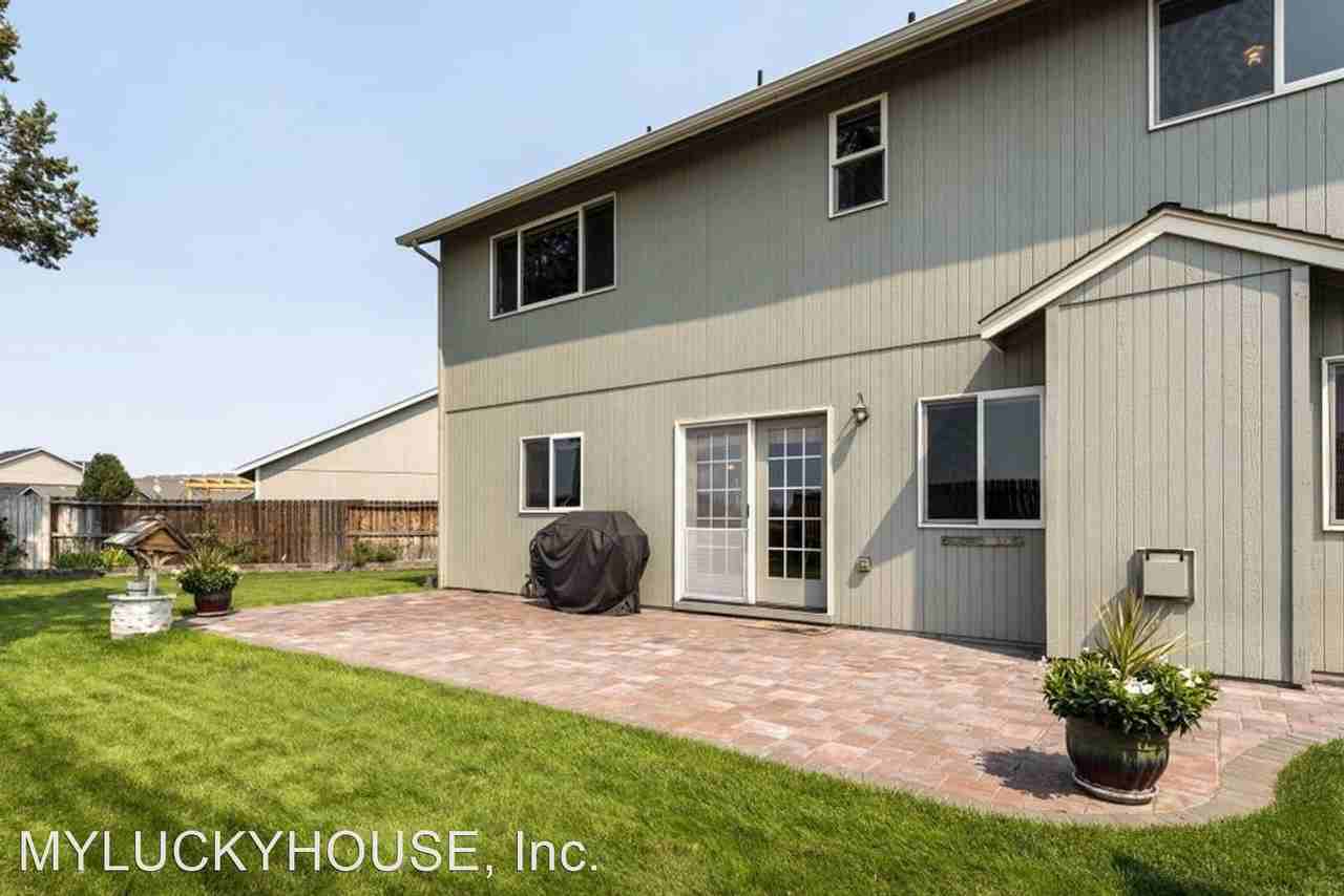 2253 Nw Oak Ct - Photo 3 of 33