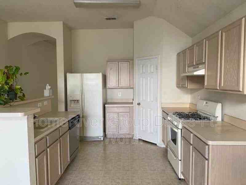 7010 Lake Jackson Dr - Photo 2 of 8