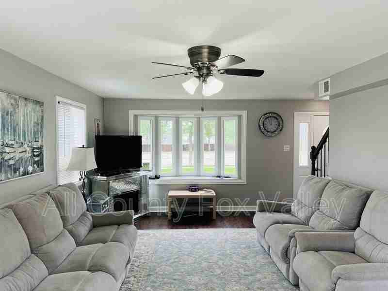 1925 W Schaumburg Rd - Photo 4 of 13