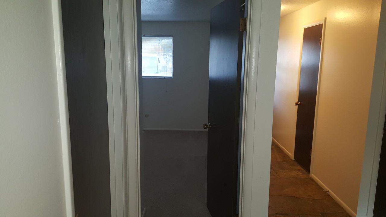 721 E Holly St - Photo 2 of 9