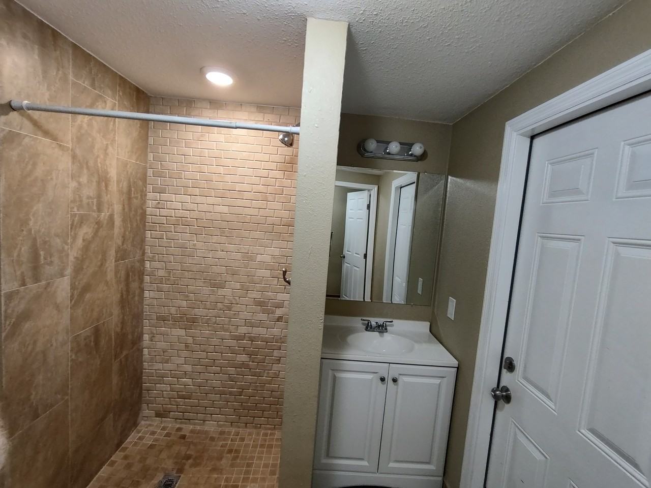 4424 Shoreline Dr - Photo 3 of 19