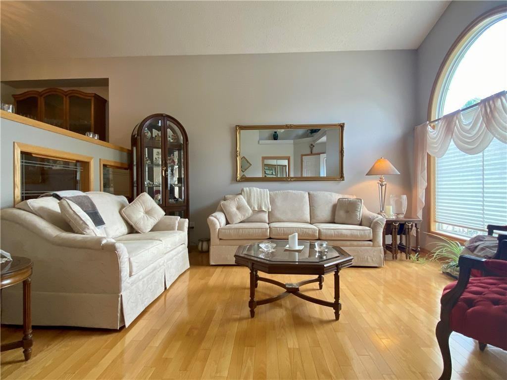 34 Branson Cres - Photo 3 of 31