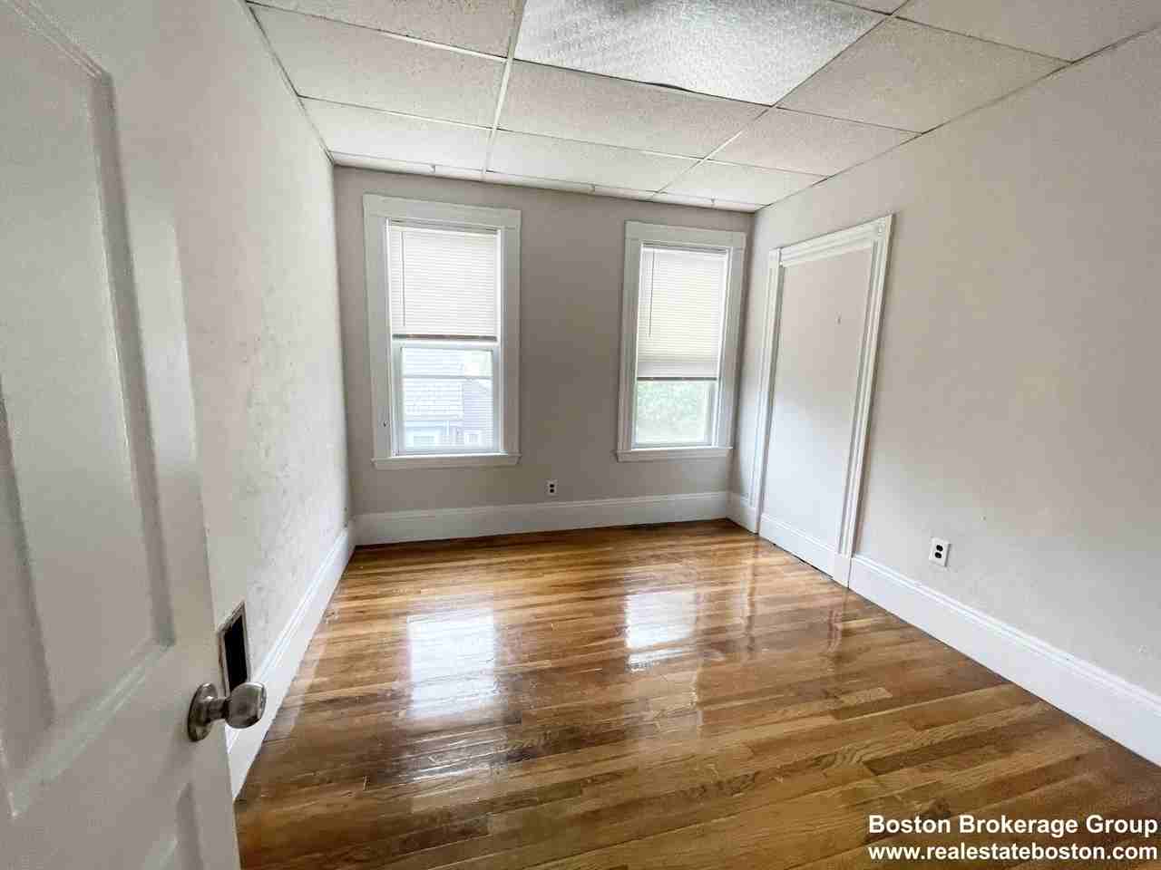 26 Harbor View St #3 - Photo 5 of 10