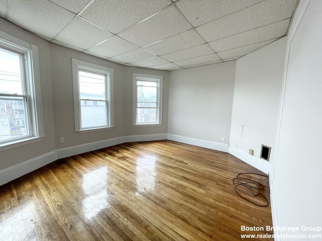 26 Harbor View St #3 - Photo 4 of 10