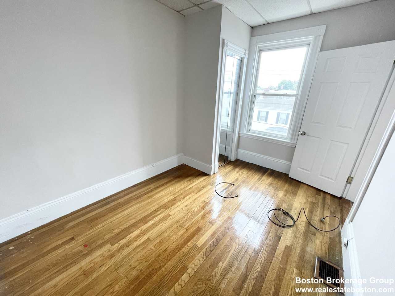 26 Harbor View St #3 - Photo 7 of 10