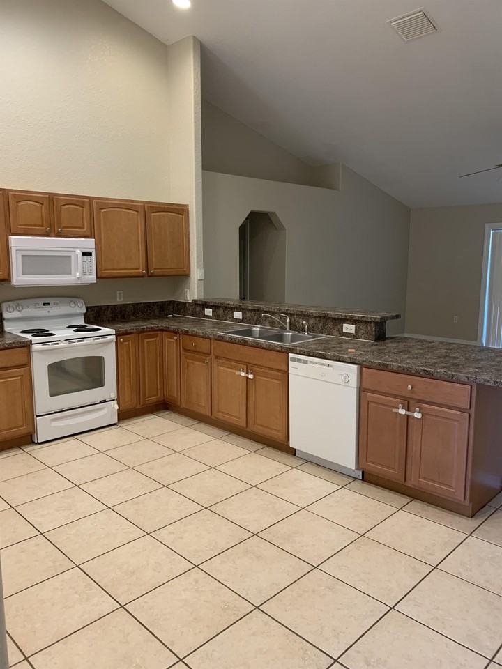 1251 Creekview Ct #1 - Photo 3 of 10