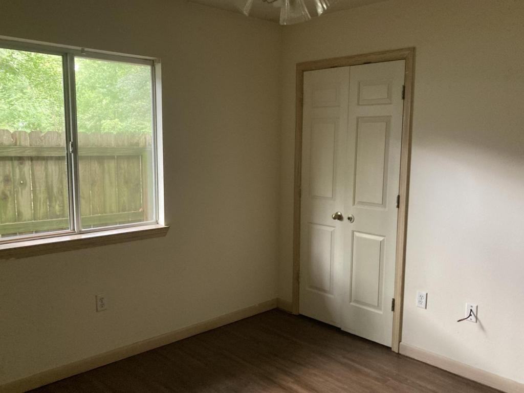 204 N Scanlan St - Photo 3 of 8