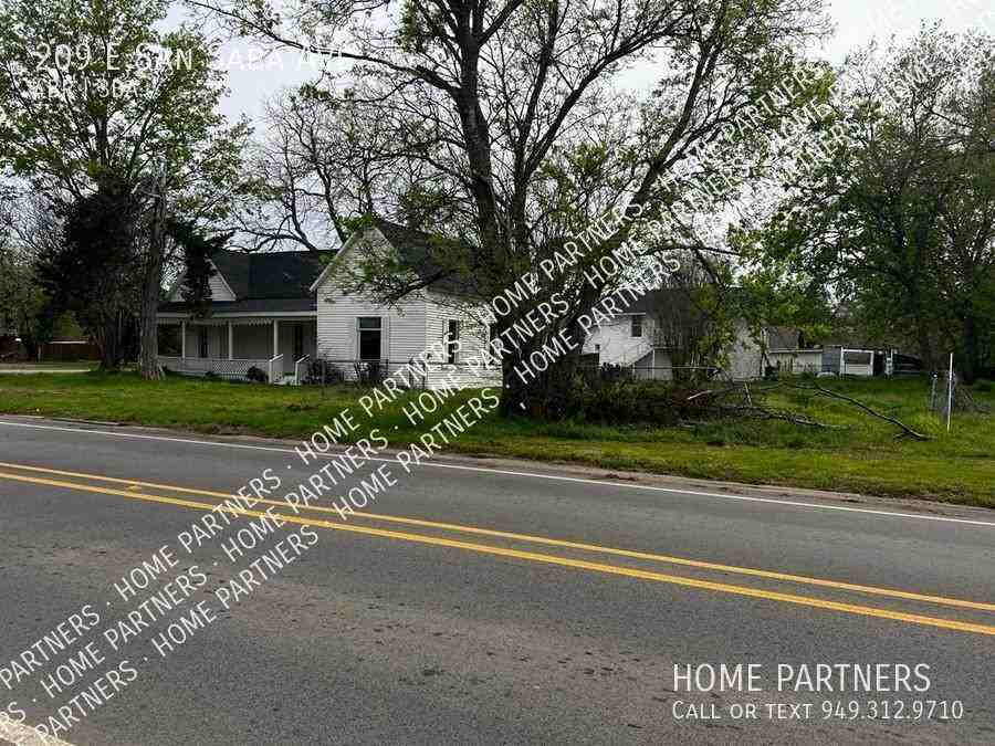 209 E San Saba St - Photo 2 of 34