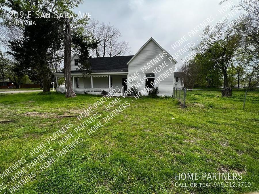 209 E San Saba St - Photo 3 of 34