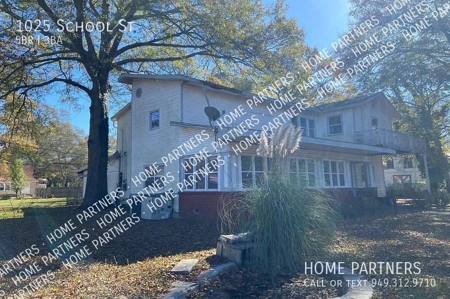 1025 School St - Photo 2 of 24