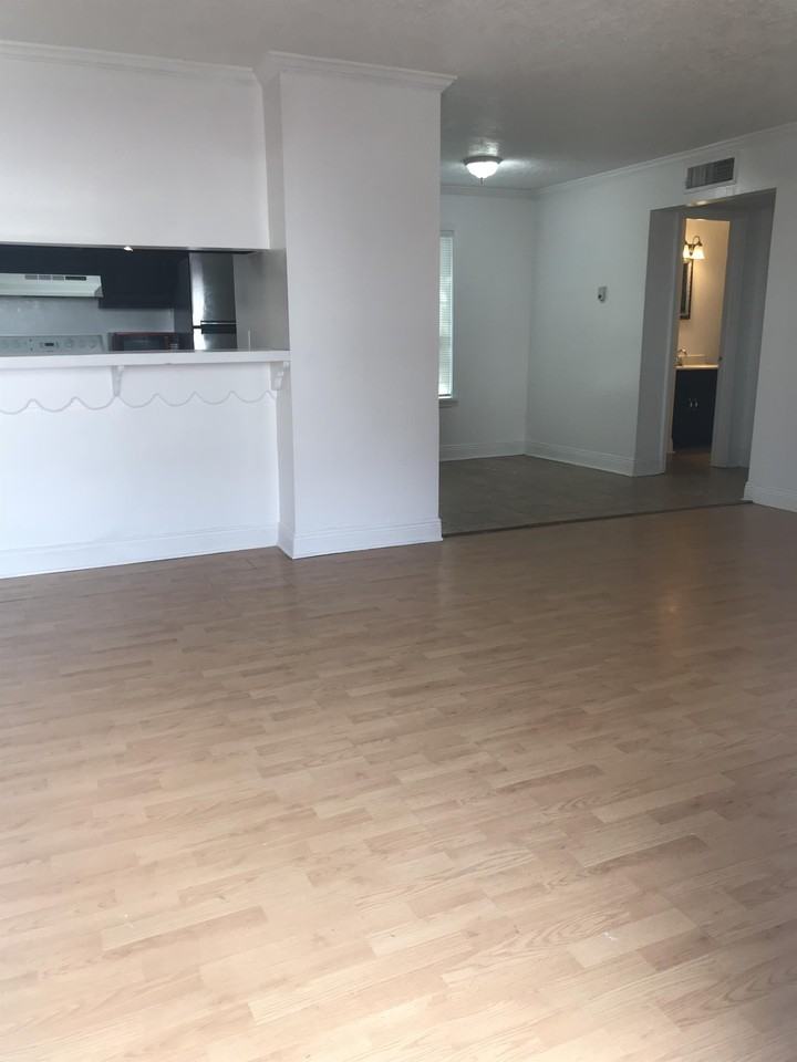 520 E Lagrange St #04