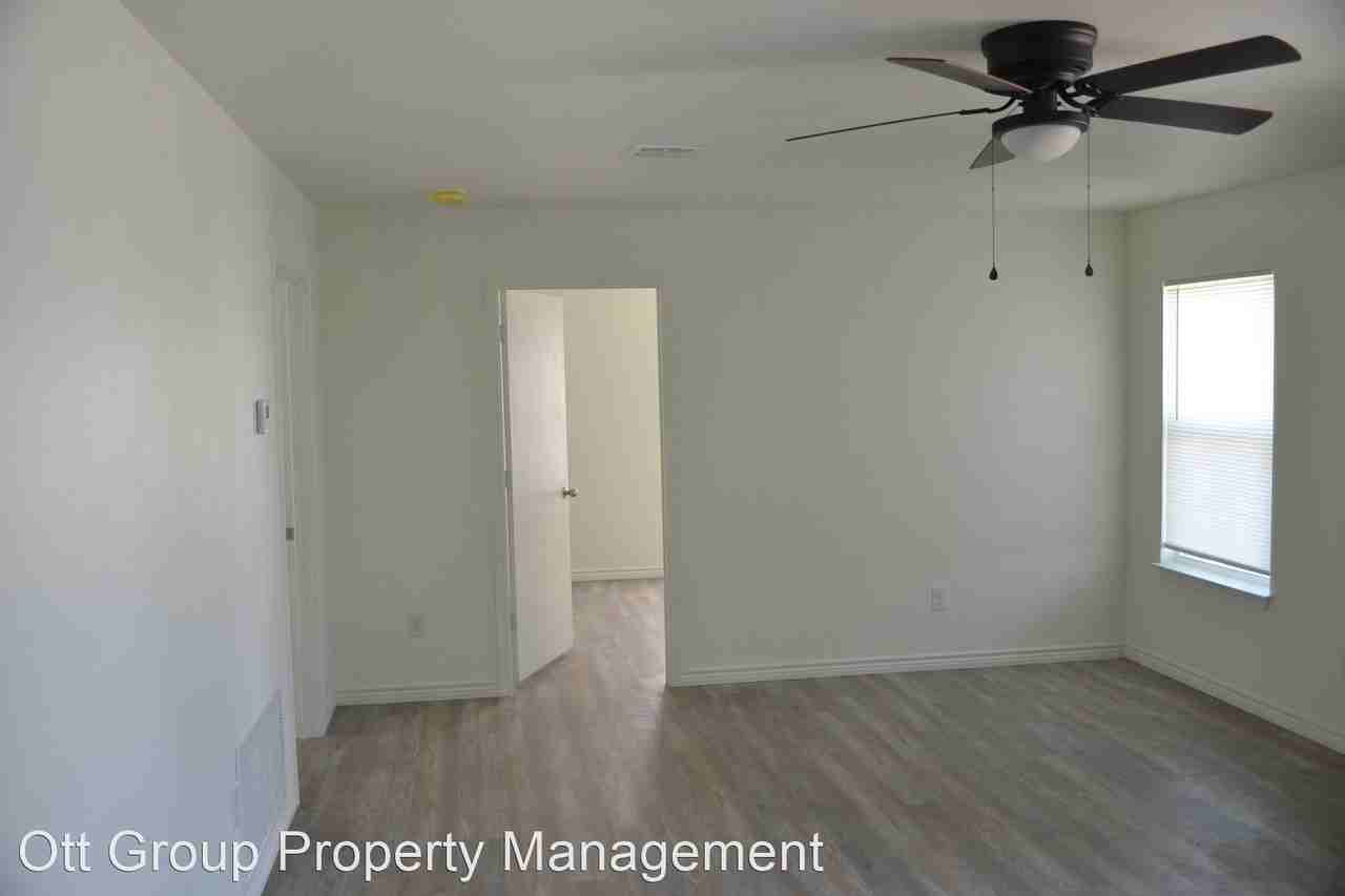 706 W Avenue B - Photo 3 of 18