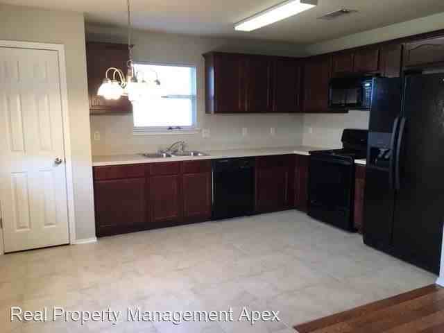 2025 Sabine Dr - Photo 2 of 10