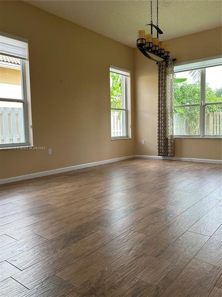 19018 Nw 23rd Pl - Photo 3 of 8