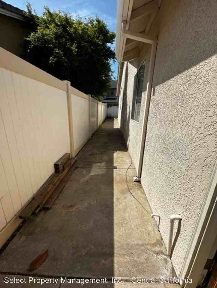 1437 Ranch House Ct - Photo 3 of 28