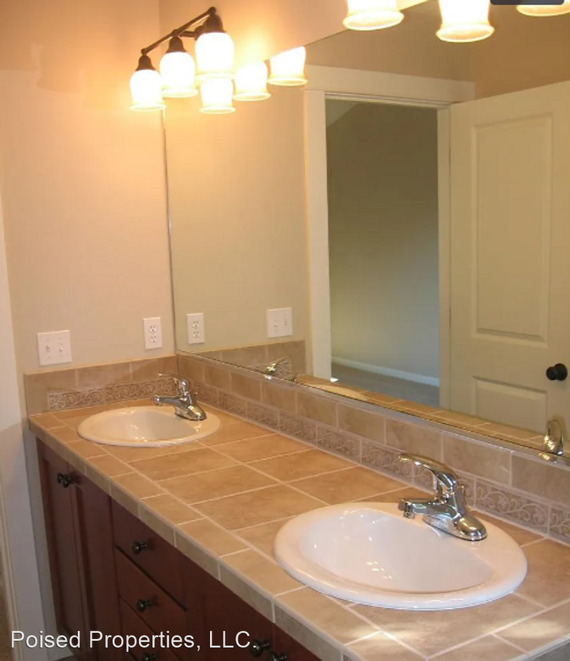 846 Ne 3rd St - Photo 3 of 7