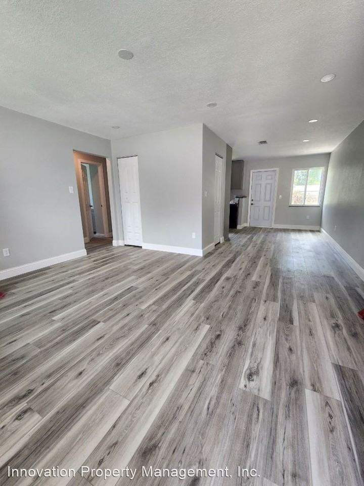 2742 Hereford Rd - Photo 2 of 12