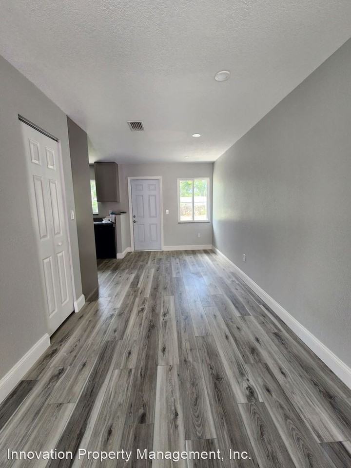 2742 Hereford Rd - Photo 3 of 12