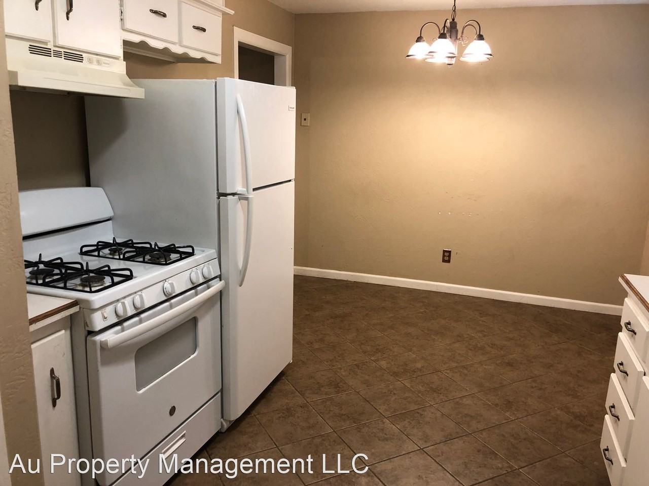 1018 Holly Ln - Photo 2 of 7