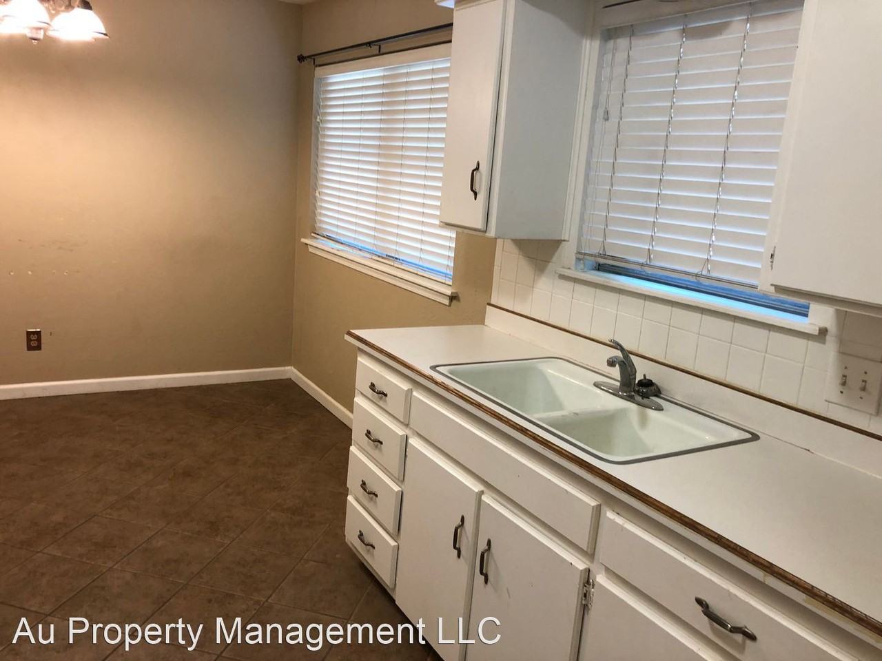 1018 Holly Ln - Photo 3 of 7