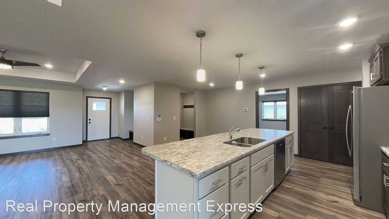 4505-4507 E 53rd Street - Photo 2 of 24