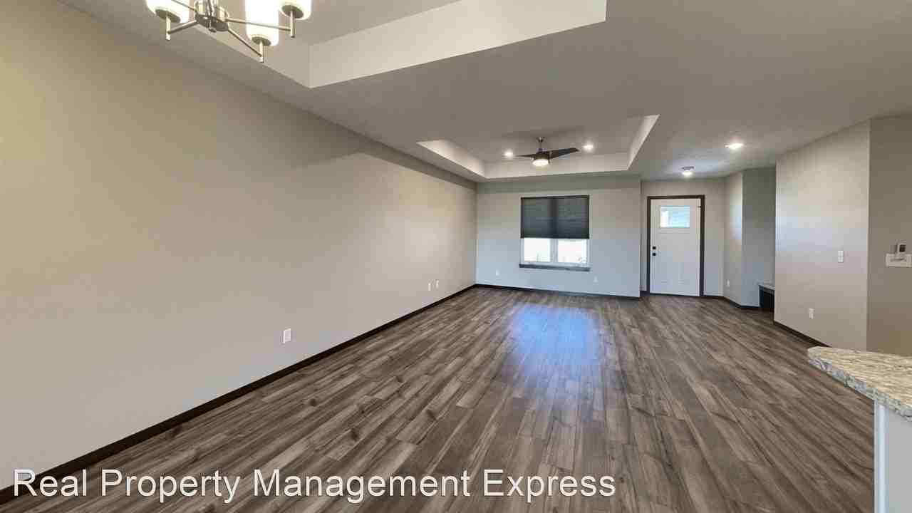 4505-4507 E 53rd Street - Photo 3 of 24