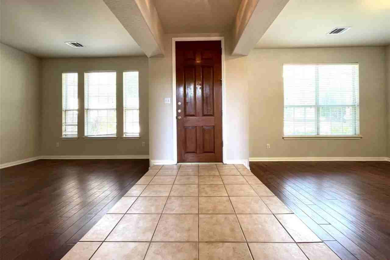 20205 Bellerive Dr - Photo 2 of 24