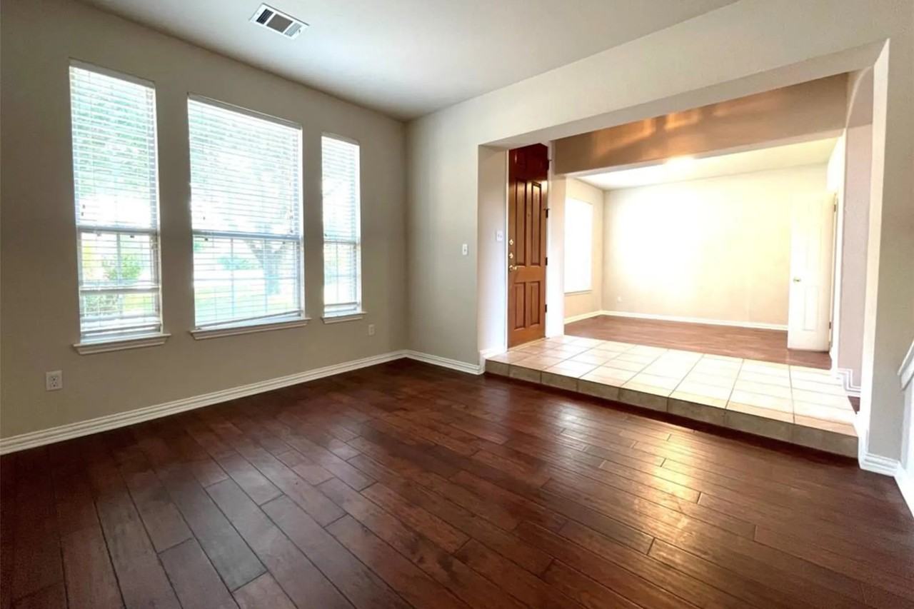 20205 Bellerive Dr - Photo 3 of 24