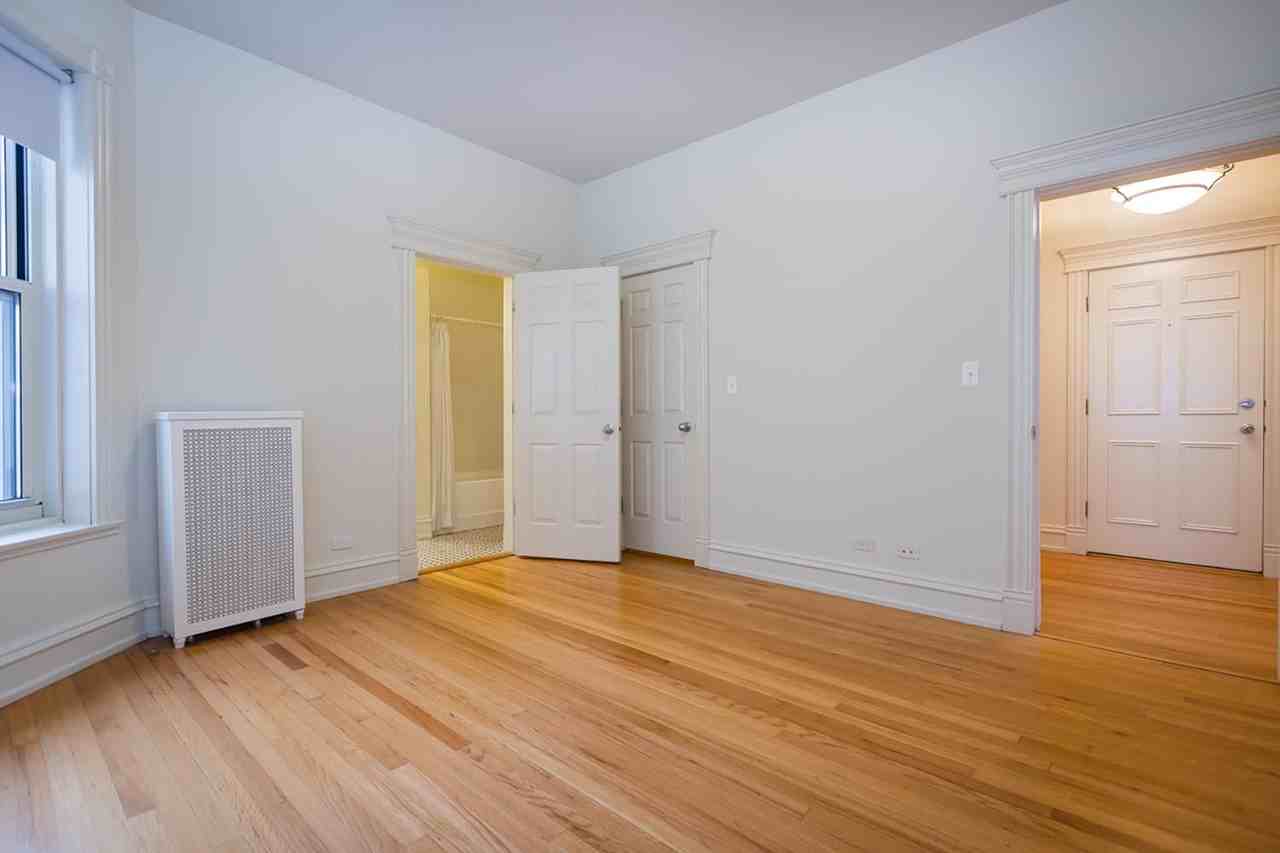 5706-10 S. Blackstone Ave - Photo 4 of 29