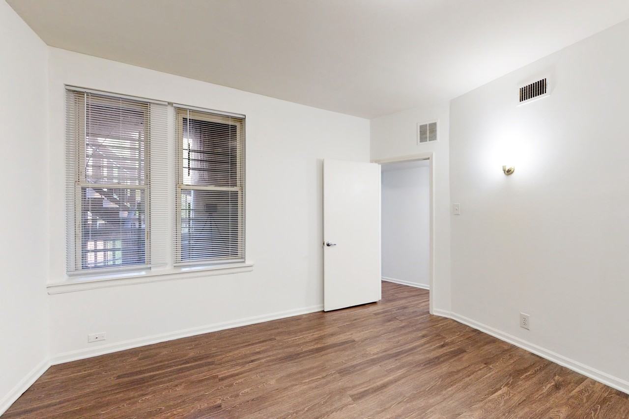 925 East 46th Street - Photo 6 of 35