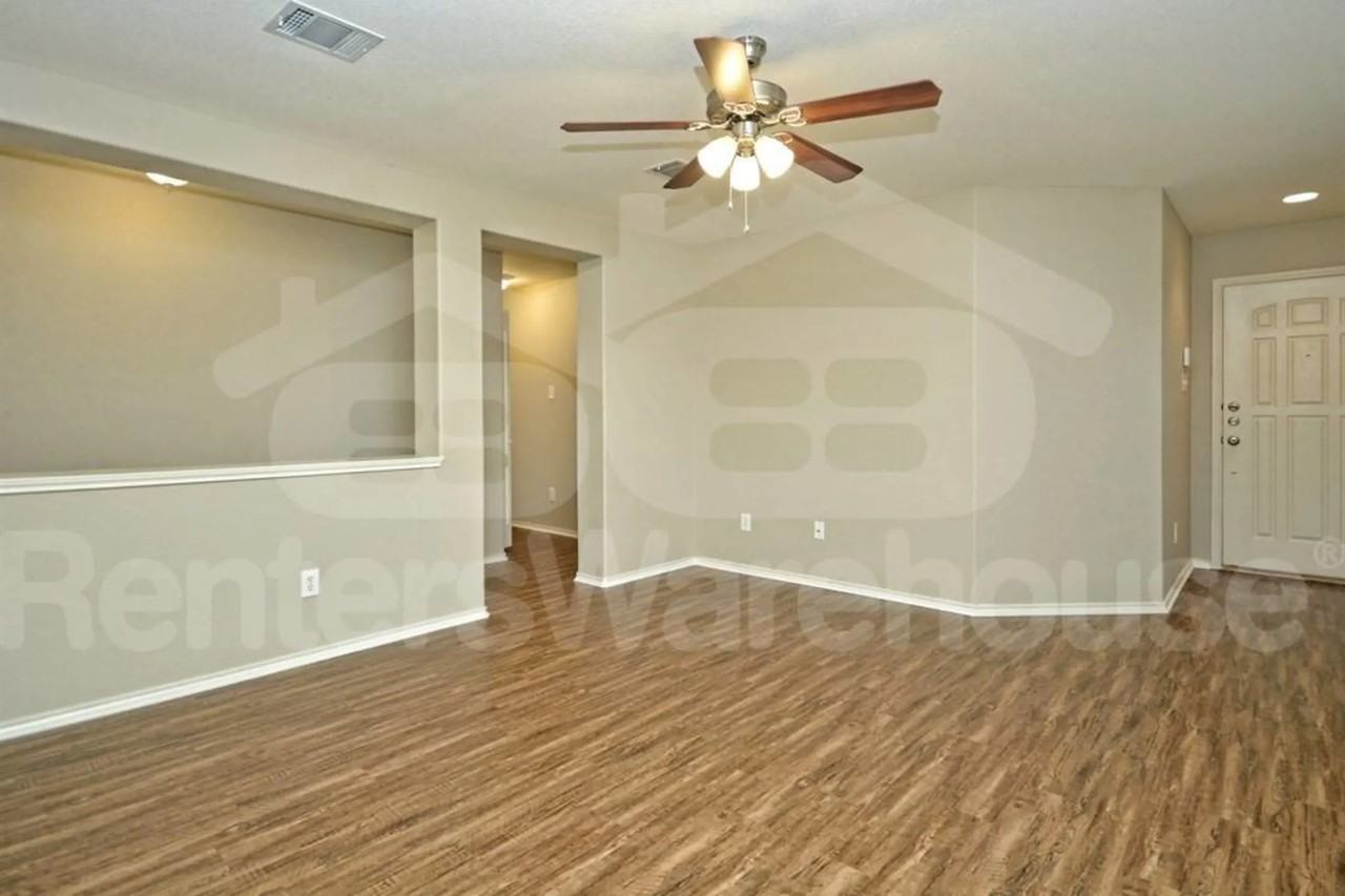 2319 Mccombs St - Photo 3 of 13