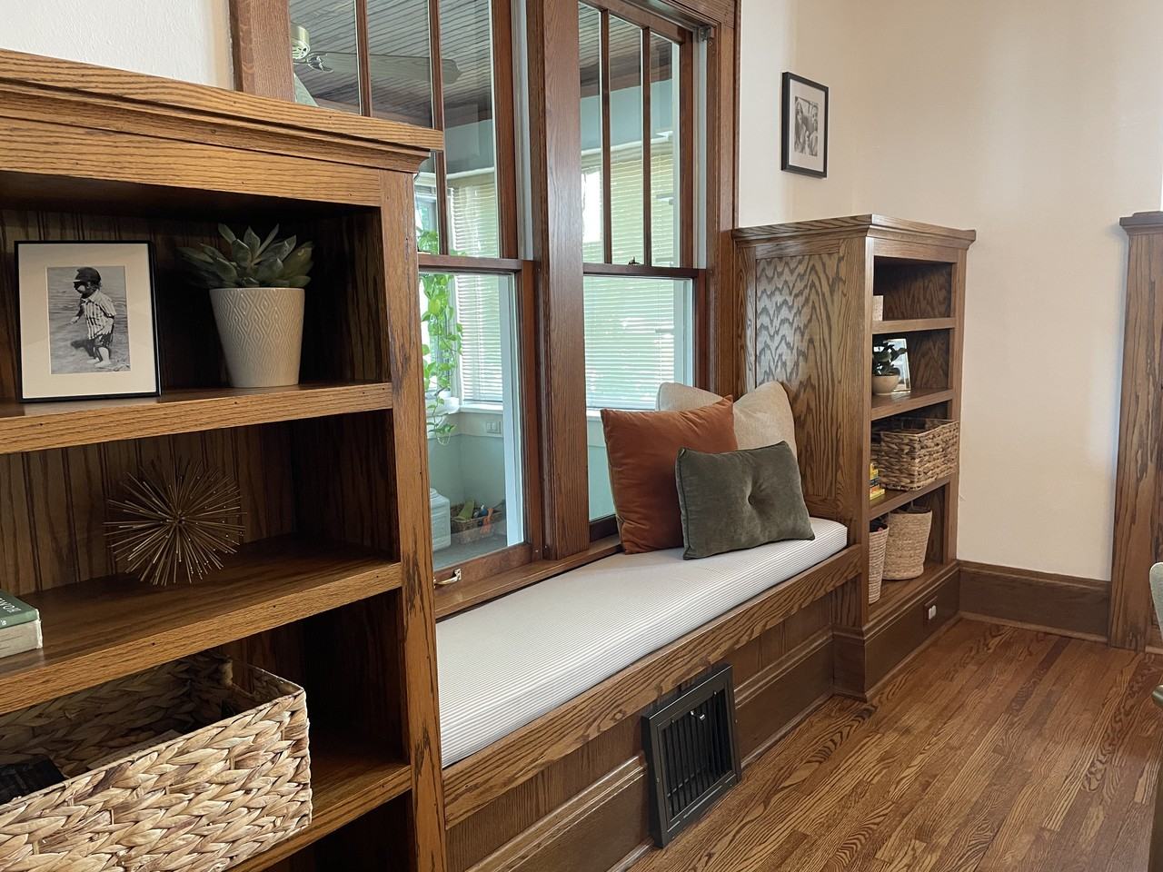 2079 Saint Clair Ave - Photo 4 of 21