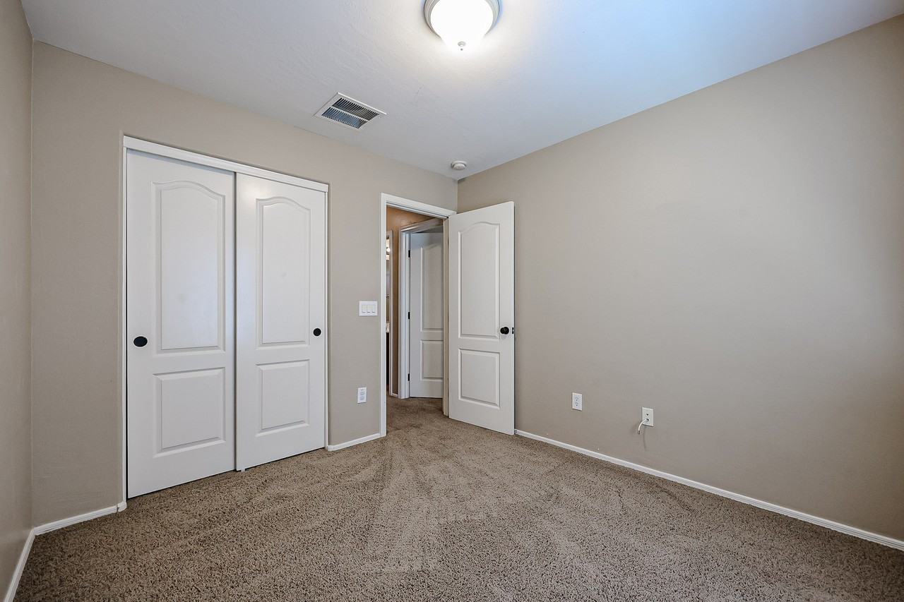 3908 E Sabra Ln - Photo 6 of 24