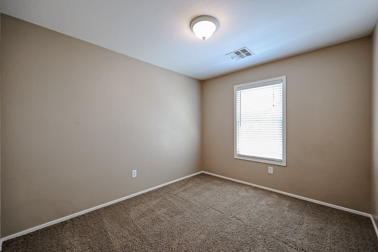 3908 E Sabra Ln - Photo 7 of 24