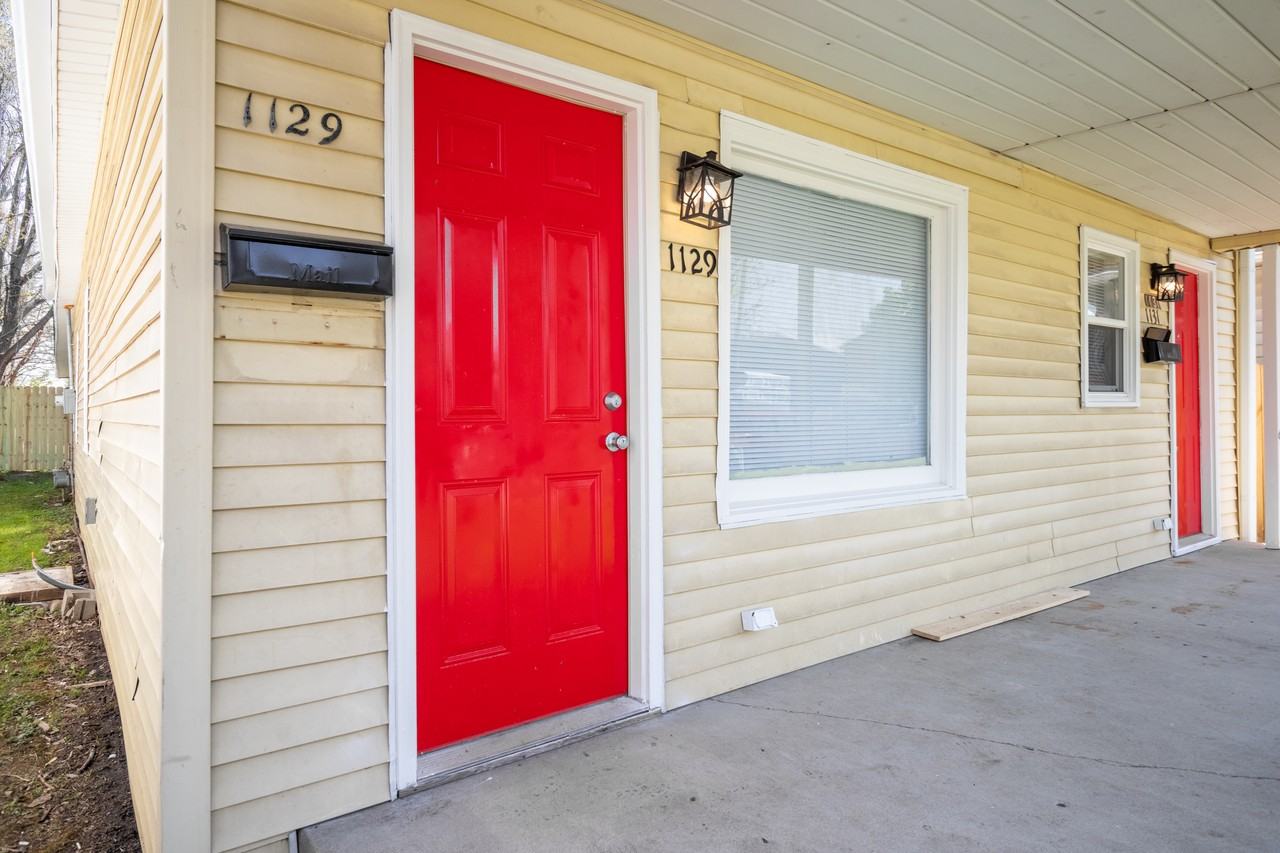 1129 S Sheffield Ave - Photo 2 of 34