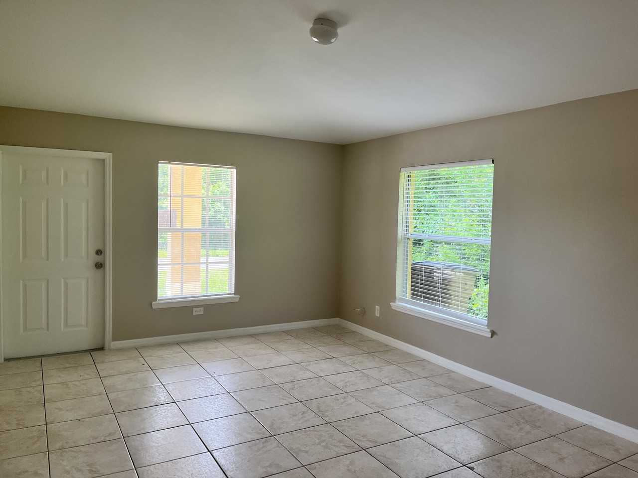 438 Loretta Avenue - Photo 3 of 15