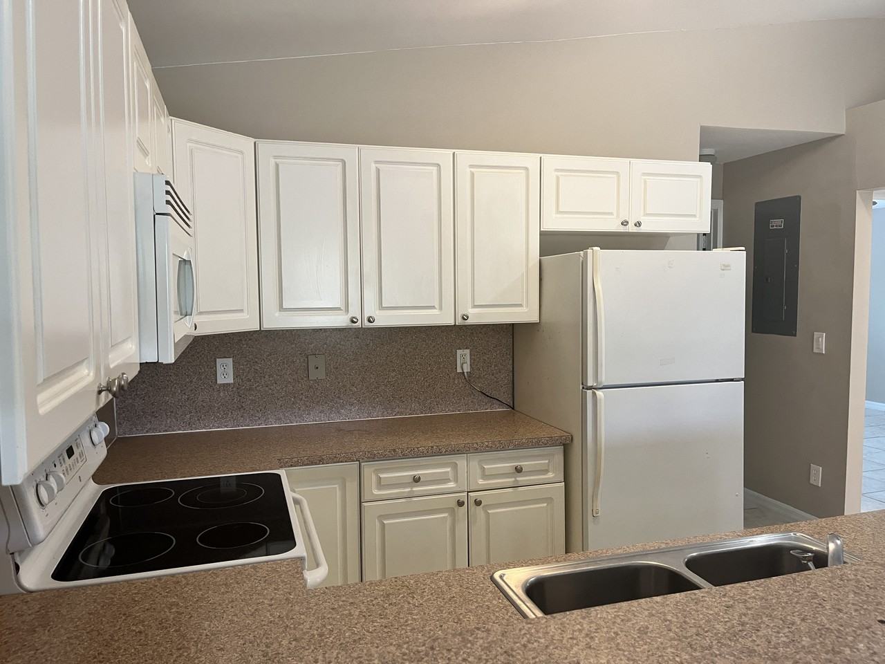 438 Loretta Avenue - Photo 5 of 15