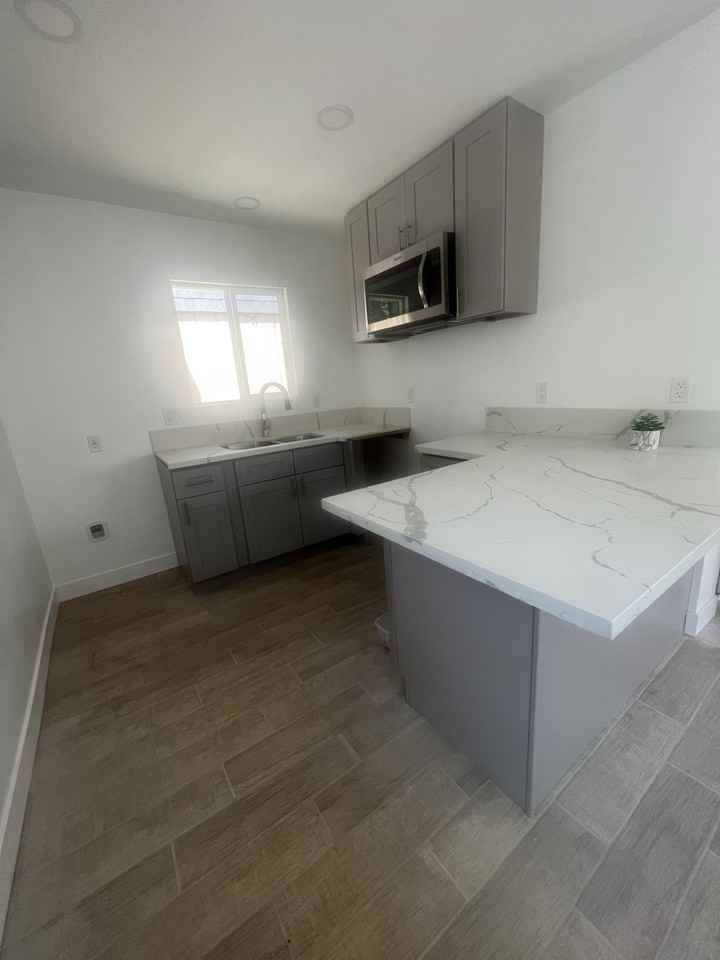 4701 Leonis St #B - Photo 2 of 8