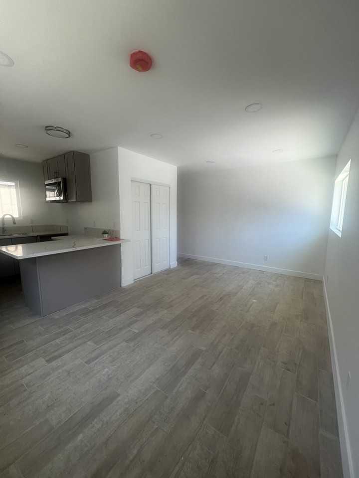 4701 Leonis St #B - Photo 3 of 8