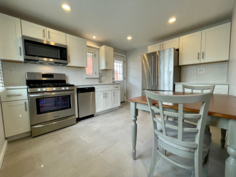 111 Knox St - Photo 3 of 16